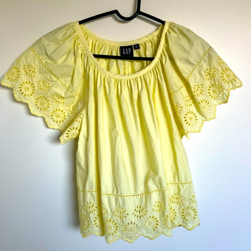 Eyelet Top. NWOT.